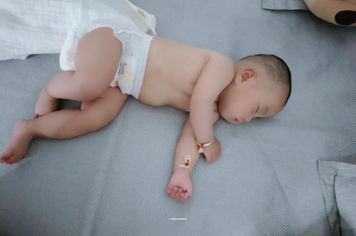 长沙供卵代怀三个月宝宝抬头不稳